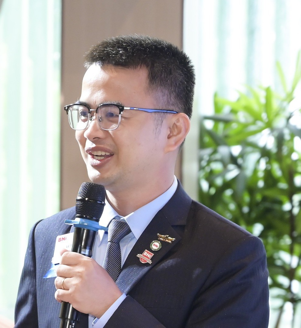 Lê Tấn Đào cầm micro chia sẻ ở buổi họp BNI
